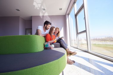 Öğrenci grubu okul projesinde birlikte çalışıyor.