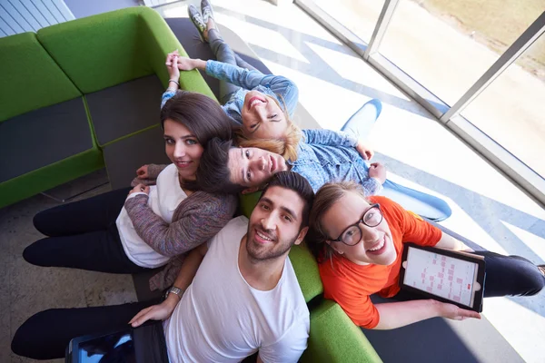 Grupo de estudantes que trabalham em conjunto no projecto escolar — Fotografia de Stock