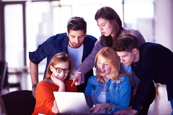 Studentengruppe arbeitet gemeinsam an Schulprojekt — Stockfoto