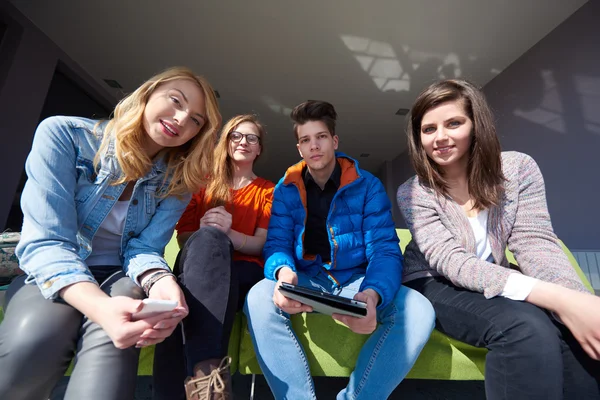 Studenten groep werken aan schoolproject samen — Stockfoto