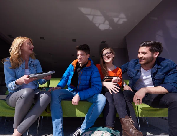 Grupo Estudantes Juntos Como Equipe Universidade Moderna Escola Conceito Negócio — Fotografia de Stock