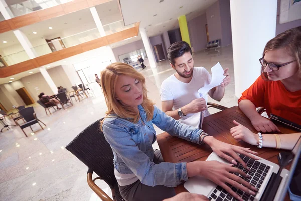 Studentengruppe arbeitet gemeinsam an Schulprojekt — Stockfoto