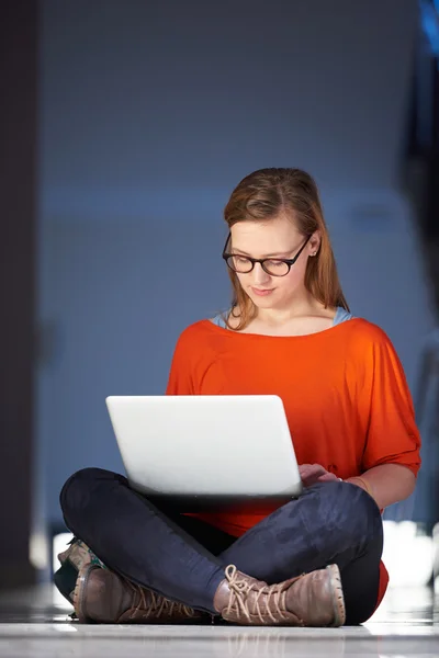 Student tjej med bärbar dator — Stockfoto