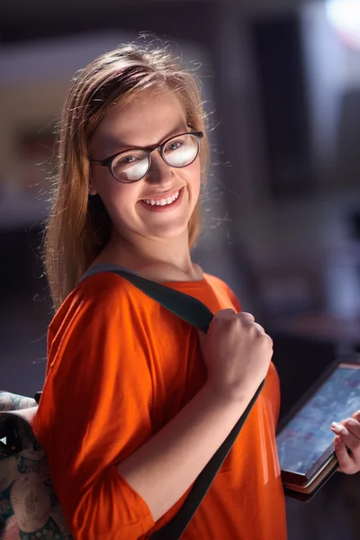 Lycklig Student Tjej Arbetar Med Tablett Moderna Skola Universitet Inomhus — Stockfoto