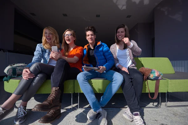 Grupo de estudantes tomando selfie — Fotografia de Stock