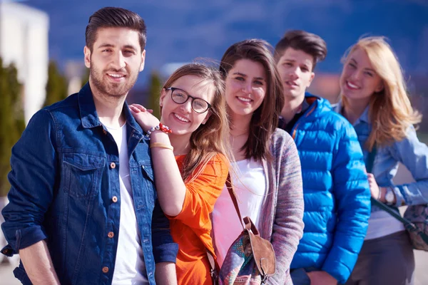 Groep gelukkige studenten — Stockfoto