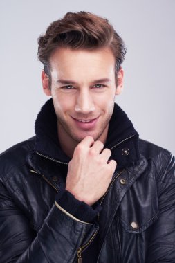 Yakışıklı genç adam portresi