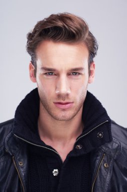 Yakışıklı genç adam portresi