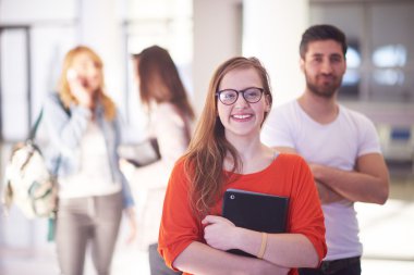 Öğrenciler çift ayakta birlikte