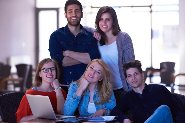 Groupe Étudiants Debout Ensemble Comme Équipe Dans Université Scolaire Moderne — Photo