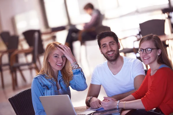 Studentengruppe steht als Team zusammen — Stockfoto