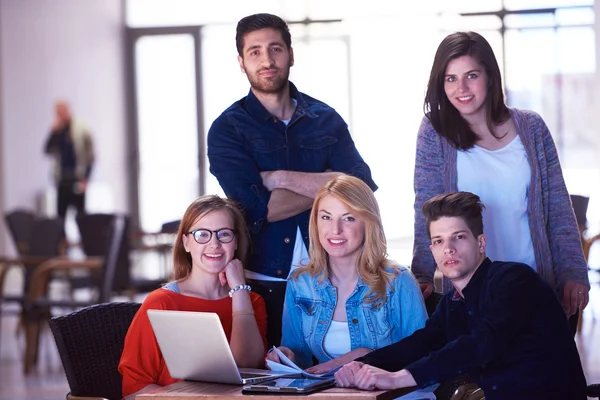 Studenten groep staande samen als team — Stockfoto