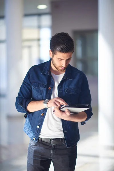 Estudante usando computador tablet — Fotografia de Stock