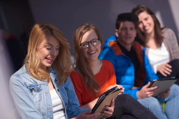 Gruppo di studenti che lavorano insieme al progetto scolastico — Foto Stock