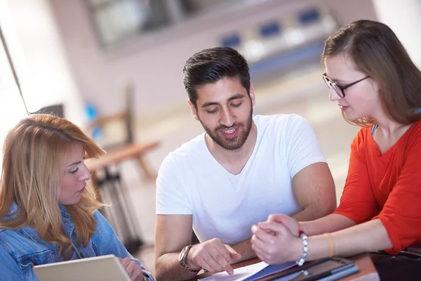 Grupo de estudiantes trabajando juntos en el proyecto escolar — Foto de Stock