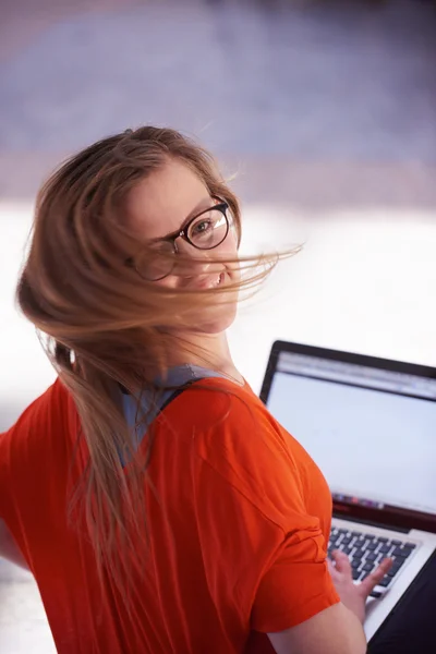 Student meisje met laptopcomputer — Stockfoto