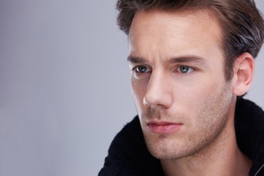 Yakışıklı genç adam portresi