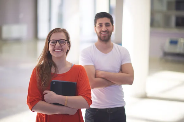 Studenti coppia in piedi insieme — Foto Stock