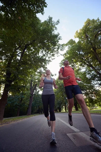 Pár jogging v brzké ráno — Stock fotografie