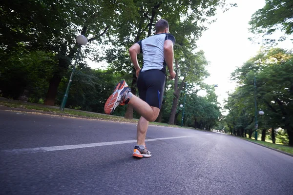 Mann som jogger om morgenen på tom kappe – stockfoto