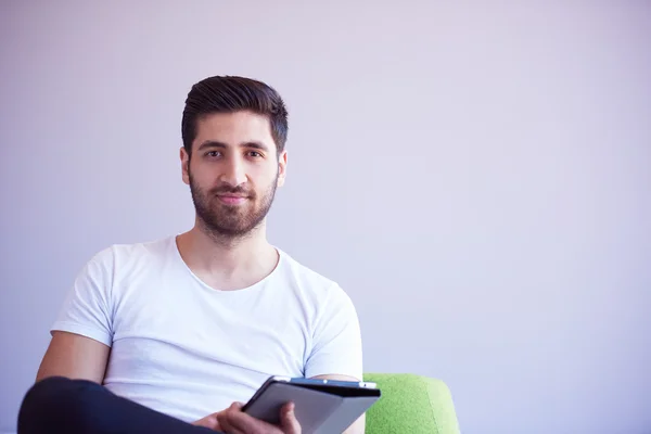 Estudante trabalhando em tablet — Fotografia de Stock