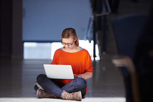 Uczeń dziewczyna z komputera przenośnego — Zdjęcie stockowe