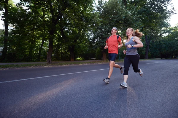 Jogging en couple tôt le matin — Photo