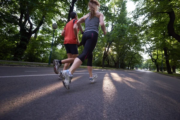 Paar joggt am frühen Morgen — Stockfoto