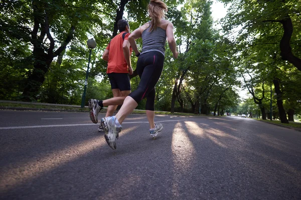 Jogging en couple tôt le matin — Photo