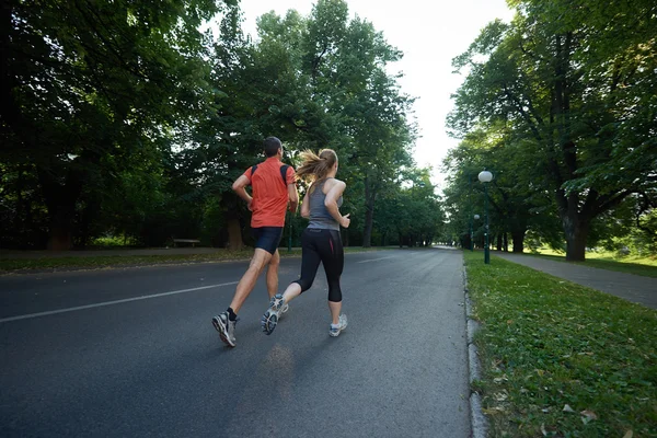 Para biegająca wczesnym rankiem — Zdjęcie stockowe