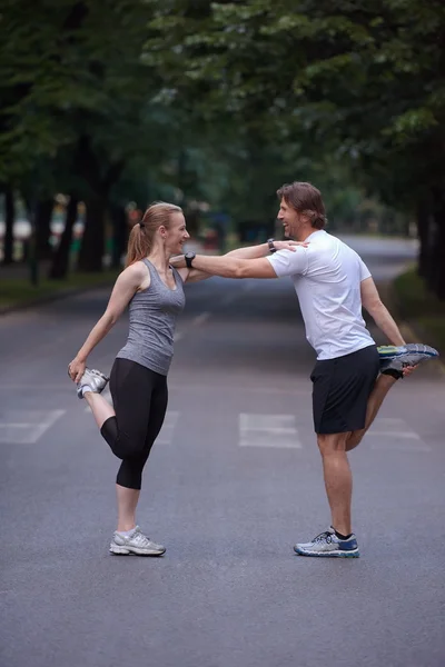 Jogging Paar Wärmt Sich Auf Und Dehnt Sich Vor Dem — Stockfoto