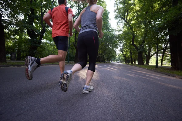 Coppia che fa jogging al mattino presto — Foto Stock