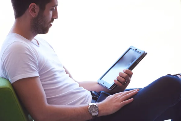 Estudiante trabajando en tableta —  Fotos de Stock