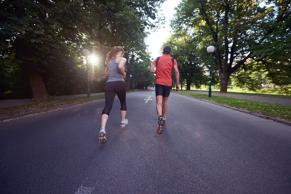 Par joggar tidigt på morgonen — Stockfoto