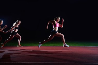 atletik koşucular Baton bayrak yarışı geçen