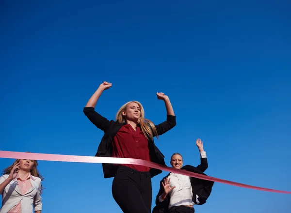 Zakelijke vrouwen waarop racing bijhouden — Stockfoto