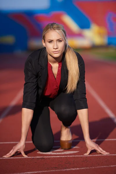 Business woman ready to sprint — Stock Photo, Image
