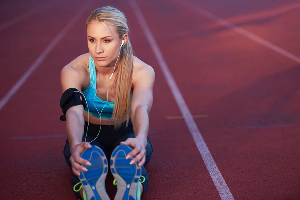 Mujer deportiva en pista de atletismo — Foto de Stock