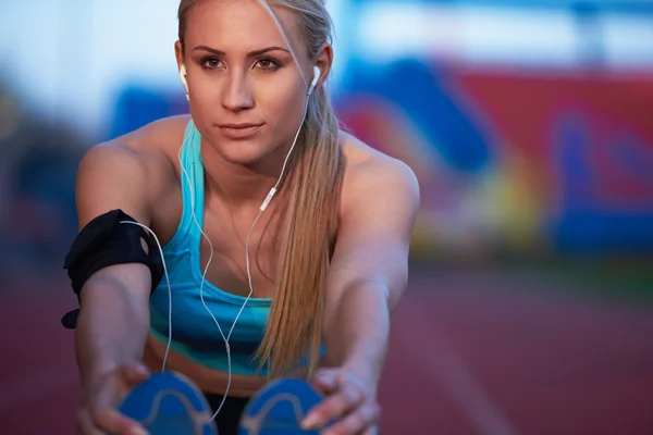 Mujer deportiva en pista de atletismo — Foto de Stock