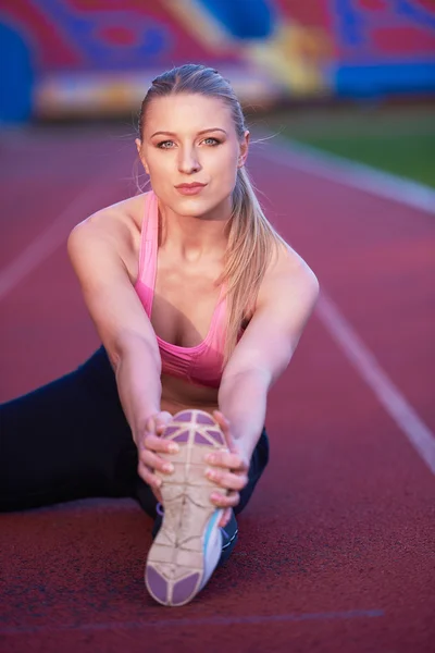 Mujer deportiva en pista de atletismo — Foto de Stock