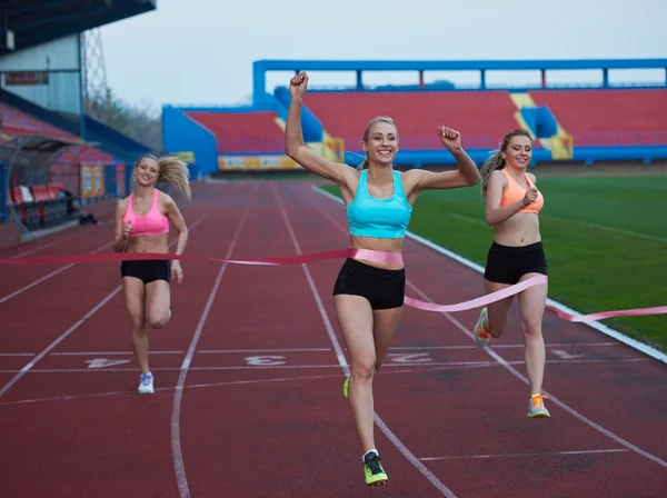 Vrouwelijke lopers afwerking Race samen — Stockfoto