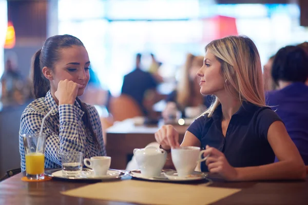 Meninas tendo xícara de café no restaurante — Fotografia de Stock