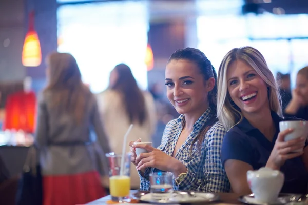 Flickor med fika i restaurang — Stockfoto