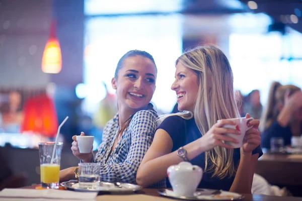 Meisjes met kopje koffie in het restaurant — Stockfoto