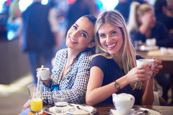 Chicas tomando una taza de café en el restaurante —  Fotos de Stock