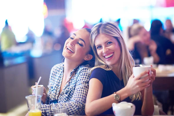 Flickor med fika i restaurang — Stockfoto