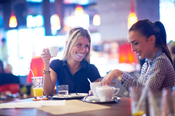 Chicas tomando una taza de café en el restaurante — Foto de Stock