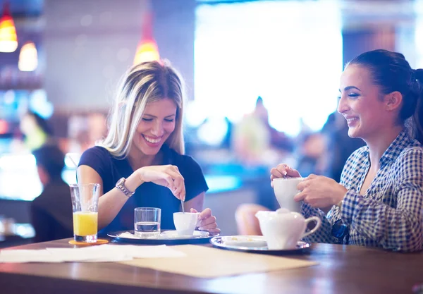 Flickor med fika i restaurang — Stockfoto