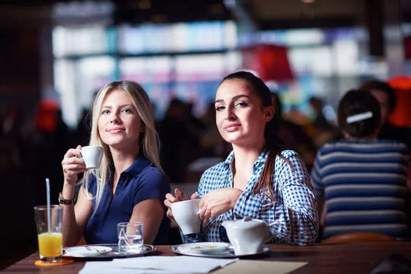 Meninas tendo xícara de café no restaurante — Fotografia de Stock