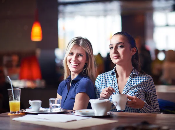 レストランでコーヒー カップを持つ女の子 — ストック写真